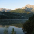 Il lago di Gramolazzo con Roccandagia (a sinistra) e Pisanino sullo sfondo